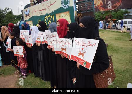 Islamabad, Pakistan. 15 juillet 2023. Section des femmes de la Ligue musulmane centrale protestant devant le Club de la presse nationale contre l'incendie du Saint Coran en Suède. (Image de crédit : © Raja Imran/Pacific Press via ZUMA Press Wire) USAGE ÉDITORIAL SEULEMENT! Non destiné à UN USAGE commercial ! Banque D'Images