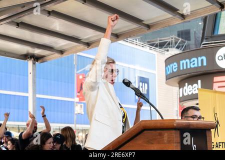 New York, New York, États-Unis. 25 juillet 2023. Christine Baranski prend la parole au Rock the City for a Fair Contract : SAG-AFTRA Solidarity Rally à Times Square, New York, alors que les membres de la WGA et de la SAG-AFTRA poursuivent leur grève. (Image de crédit : © Lev Radin/Pacific Press via ZUMA Press Wire) USAGE ÉDITORIAL SEULEMENT! Non destiné à UN USAGE commercial ! Banque D'Images