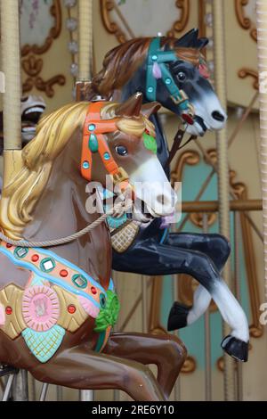 Chevaux de carrousel traditionnels de galoper clolourful, montrant des détails peints à la main, montés sur un carrousel espagnol de parc des expositions à la Coruna, avril 2023. Banque D'Images