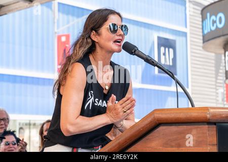 Jill Hennessy prend la parole à Rock the City pour un contrat équitable : SAG-AFTRA Solidarity Rally à Times Square, New York, le 25 juillet 2023, alors que les membres de la WGA et de la SAG-AFTRA poursuivent leur grève Banque D'Images