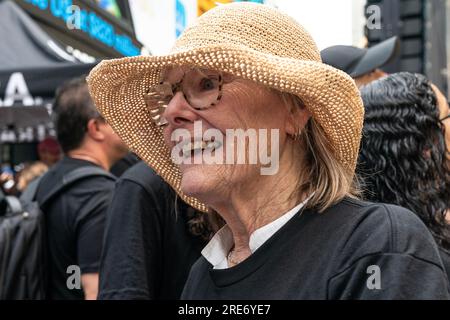 Jane Curtin assiste à Rock the City for a Fair Contract : SAG-AFTRA Solidarity Rally à Times Square, New York, le 25 juillet 2023, alors que les membres de la WGA et de la SAG-AFTRA poursuivent leur grève Banque D'Images
