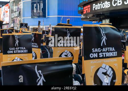 Les membres du syndicat se rassemblent lors du Rock the City for a Fair Contract : le rassemblement de solidarité SAG-AFTRA à Times Square, New York, le 25 juillet 2023, alors que les membres de la WGA et de la SAG-AFTRA poursuivent leur grève Banque D'Images