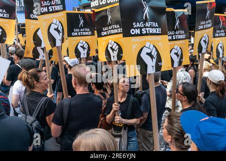 Les membres du syndicat se rassemblent lors du Rock the City for a Fair Contract : le rassemblement de solidarité SAG-AFTRA à Times Square, New York, le 25 juillet 2023, alors que les membres de la WGA et de la SAG-AFTRA poursuivent leur grève Banque D'Images