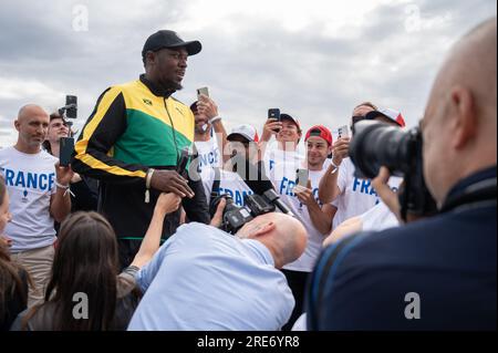 Paris, France. 25 juillet 2023. Le sprinter jamaïcain Usain Bolt assiste à la présentation de la torche sur un quai de la Seine à Paris, France, le 25 juillet 2023. Crédit : Julien Mattia/Xinhua/Alamy Live News Banque D'Images