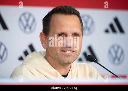 Wyong, Australie. 26 juillet 2023. Football, femmes : coupe du monde, Allemagne, Conférence de presse : Panagiotis 'JOTI' Chatzialexiou, Directeur sportif des équipes nationales, prend la parole. Crédit : Sebastian Christoph Gollnow/dpa/Alamy Live News Banque D'Images