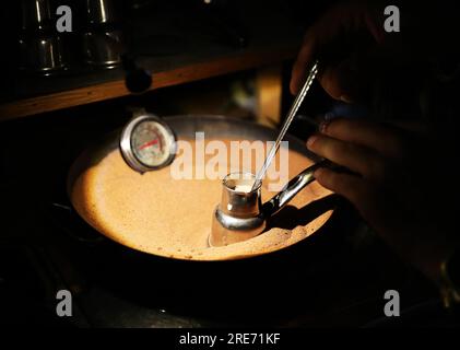 Le Caire, Égypte. 25 juillet 2023. Un homme prépare un café dans son café de voiture de rue au Caire, en Égypte, le 25 juillet 2023. Crédit : Wang Dongzhen/Xinhua/Alamy Live News Banque D'Images