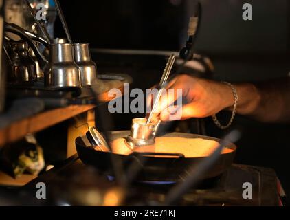 Le Caire, Égypte. 25 juillet 2023. Un homme prépare un café dans son café de voiture de rue au Caire, en Égypte, le 25 juillet 2023. Crédit : Wang Dongzhen/Xinhua/Alamy Live News Banque D'Images