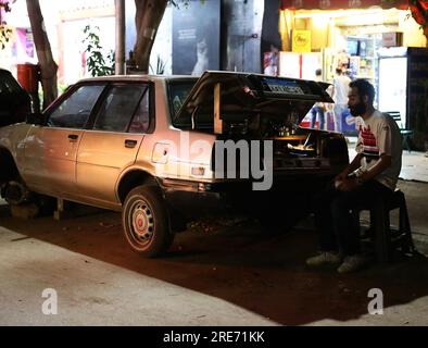 Le Caire. 25 juillet 2023. Cette photo prise le 25 juillet 2023 montre un café de voiture de rue au Caire, en Egypte. Crédit : Wang Dongzhen/Xinhua/Alamy Live News Banque D'Images