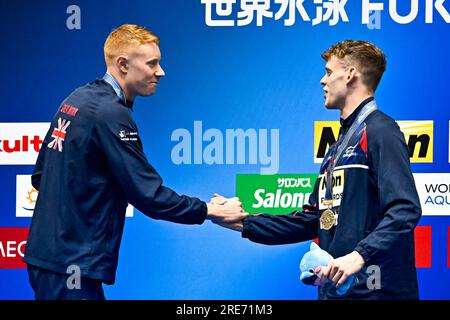 Fukuoka, Japon. 25 juillet 2023. Tom Dean de Grande-Bretagne, argent, et Matthew Richards de Grande-Bretagne, or assistent à la cérémonie de remise des médailles de la finale du 200m nage libre hommes lors des 20e Championnats du monde de natation au Marine Messe Hall A à Fukuoka (Japon), le 25 juillet 2023. Crédit : Insidefoto di andrea staccioli/Alamy Live News Banque D'Images