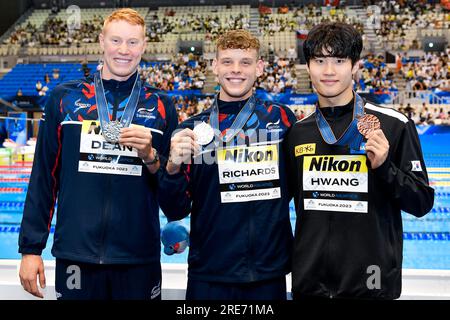 Fukuoka, Japon. 25 juillet 2023. Tom Dean de Grande-Bretagne, argent, Matthew Richards de Grande-Bretagne, or, Sunwoo Hwang de Corée, bronze montrent les médailles après avoir concouru à la finale du 200m Freestyle hommes lors du 20e Championnat du monde de natation à la Marine Messe Hall A à Fukuoka (Japon), le 25 juillet 2023. Crédit : Insidefoto di andrea staccioli/Alamy Live News Banque D'Images