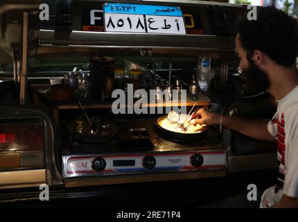 Le Caire, Égypte. 25 juillet 2023. Un homme prépare un café dans son café de voiture de rue au Caire, en Égypte, le 25 juillet 2023. Crédit : Wang Dongzhen/Xinhua/Alamy Live News Banque D'Images