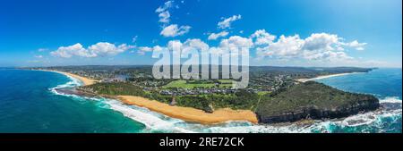 Drone aérien vue panoramique de Warriewood dans la région des plages du Nord, y compris vue sur la plage de Narrabeen, la plage de Turimetta et la plage de Warriewood Banque D'Images