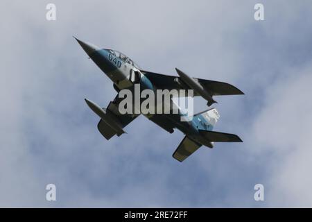 Le C-GITA, un Alpha Jet A de Dassault/Dornier exploité par l'entrepreneur canadien Top Aces, arrive à la RAF Fairford dans le Gloucestershire, en Angleterre, pour participer au Royal International Air Tattoo 2023 (riat 2023). Banque D'Images