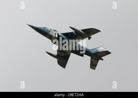 Le C-GITA, un Alpha Jet A de Dassault/Dornier exploité par l'entrepreneur canadien Top Aces, arrive à la RAF Fairford dans le Gloucestershire, en Angleterre, pour participer au Royal International Air Tattoo 2023 (riat 2023). Banque D'Images