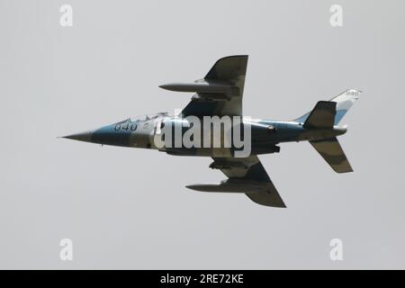 Le C-GITA, un Alpha Jet A de Dassault/Dornier exploité par l'entrepreneur canadien Top Aces, arrive à la RAF Fairford dans le Gloucestershire, en Angleterre, pour participer au Royal International Air Tattoo 2023 (riat 2023). Banque D'Images