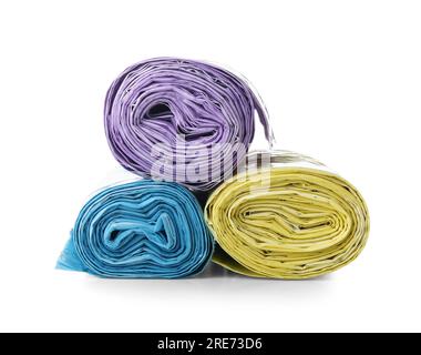 Rouleaux colorés de sacs à ordures isolés sur fond blanc Banque D'Images