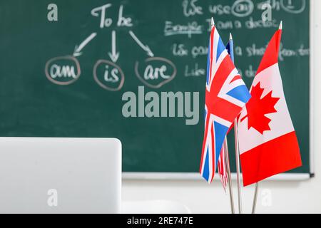 Différents drapeaux dans la salle de classe d'anglais, closeup Banque D'Images