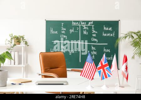 Différents drapeaux sur la table du professeur dans la salle de classe anglaise Banque D'Images