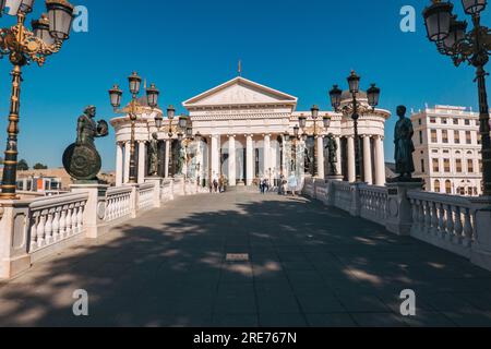 Le Musée archéologique national, situé sur la rivière Vardar à Skopje, la capitale de la Macédoine du Nord Banque D'Images