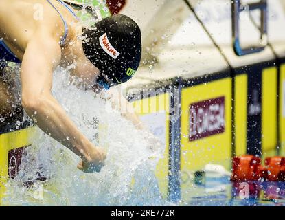 FUKUOKA - 26/07/2023, Maaike de Waard en action sur le 50 mètres dos pour (femmes) lors de la quatrième journée des Championnats du monde de natation au Japon. ANP KOEN VAN WEEL netherlands Out - belgique Out Banque D'Images