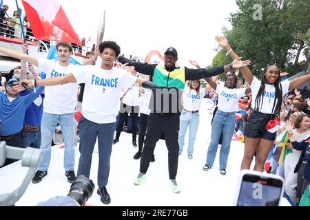 Les invités et Usain Bolt posent avec la torche olympique et paralympique de Paris 2024 près de la Tour Eiffel sur les rives de Paris, France le 25 juillet 2023 lors d'un voyage sur la Seine avec des athlets français pour présenter la torche officielle de 2024.photo de Jérôme domine/ABACAPRESS.COM crédit : Abaca Press/Alamy Live News Banque D'Images