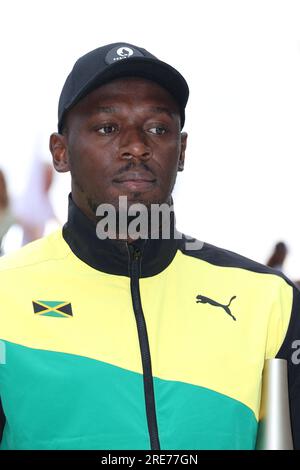 Usain Bolt pose avec la torche olympique et paralympique de Paris 2024 près de la Tour Eiffel sur les rives de Paris, France le 25 juillet 2023 lors d'un voyage sur la Seine avec des athlets français pour présenter la torche officielle de 2024.photo de Jérôme domine/ABACAPRESS.COM crédit : Abaca Press/Alamy Live News Banque D'Images