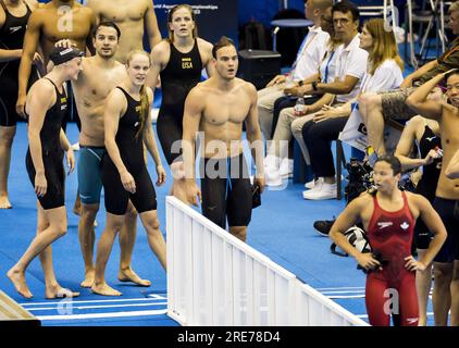 FUKUOKA - Marrit Steenbergen, Arno Kamminga, Maaike de Waard et Nyls Korstanje après le changement de 4x100 mètres (mixte) lors de la quatrième journée des Championnats du monde de natation au Japon. ANP KOEN VAN WEEL Banque D'Images