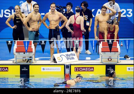 FUKUOKA - 26/07/2023, Maaike de Waard, Arno Kamminga, Nyls Korstanje et Marrit Steenbergen après le changement de 4x100 mètres (mixte) lors de la quatrième journée des Championnats du monde de natation au Japon. ANP KOEN VAN WEEL netherlands Out - belgique Out Banque D'Images