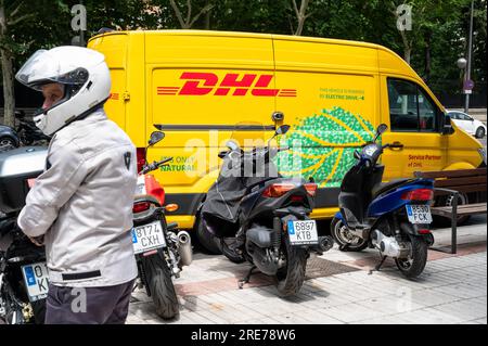 Madrid, Espagne. 21 juillet 2023. Société allemande de courrier express DHL van vu stationné en Espagne. Crédit : SOPA Images Limited/Alamy Live News Banque D'Images