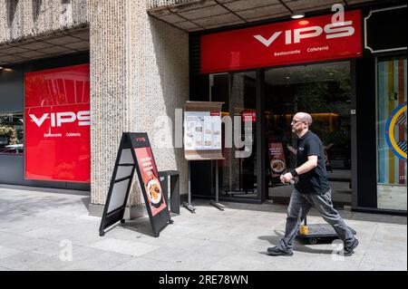 Madrid, Espagne. 21 juillet 2023. Un homme passe devant la chaîne de restaurants à service complet et décontracté VIPS à Madrid. (Photo Xavi Lopez/SOPA Images/Sipa USA) crédit : SIPA USA/Alamy Live News Banque D'Images