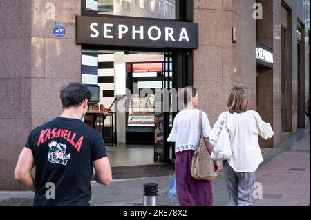 Madrid, Espagne. 25 juillet 2023. Les piétons passent devant une multinationale française de soins personnels et de beauté, le magasin Sephora, en Espagne. Crédit : SOPA Images Limited/Alamy Live News Banque D'Images