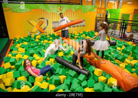 Santa Ana, Californie, États-Unis. 19 novembre 2016. Les enfants s'affrontent sur l'attraction X-Beam Balance au milieu de piles de blocs de caoutchouc mousse dans un parc de trampolines de Costa Mesa, Californie. (Image de crédit : © Spencer Grant/ZUMA Press Wire) USAGE ÉDITORIAL SEULEMENT! Non destiné à UN USAGE commercial ! Banque D'Images