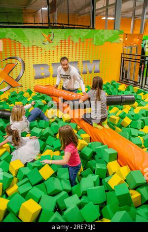 Santa Ana, Californie, États-Unis. 19 novembre 2016. Père et fille s'affrontent sur l'attraction X-Beam Balance au milieu de piles de blocs de caoutchouc mousse dans un parc de trampolines de Costa Mesa, Californie. (Image de crédit : © Spencer Grant/ZUMA Press Wire) USAGE ÉDITORIAL SEULEMENT! Non destiné à UN USAGE commercial ! Banque D'Images