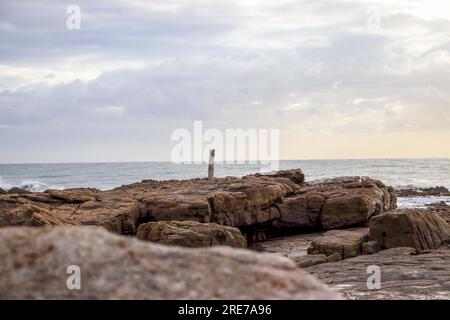 Vue Seascape avec de grands rochers connus sous le nom de roches oranges à Uvongo à Margate, côte sud de l'Afrique du Sud Banque D'Images