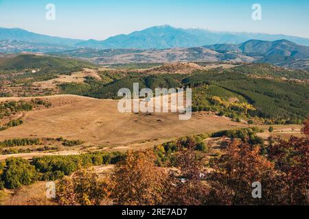 Couleurs d'automne vibrantes dans la campagne bulgare près de la ville de Logodazh Banque D'Images