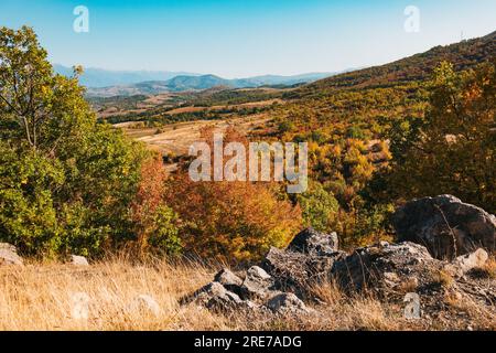 Couleurs d'automne vibrantes dans la campagne bulgare près de la ville de Logodazh Banque D'Images