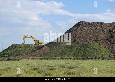 27 juillet 2023 - Calgary Alberta Canada - tracteur excavateur sur pile de terre Banque D'Images