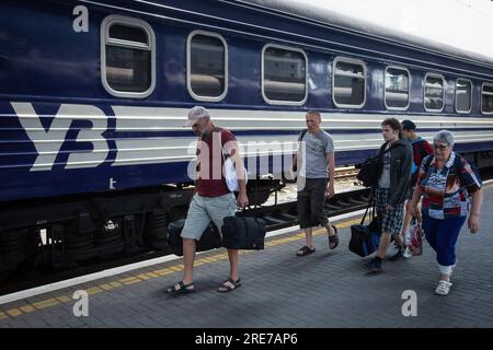 Kiev, Ukraine. 16 juillet 2023. Les réfugiés passent près du train d'évacuation arrivé de la région de Sumy à la gare centrale. En Ukraine, l’évacuation de la population civile des zones frontalières de la région de Sumy, où les bombardements russes se produisent régulièrement, est en cours. (Photo Oleksii Chumachenko/SOPA Images/Sipa USA) crédit : SIPA USA/Alamy Live News Banque D'Images