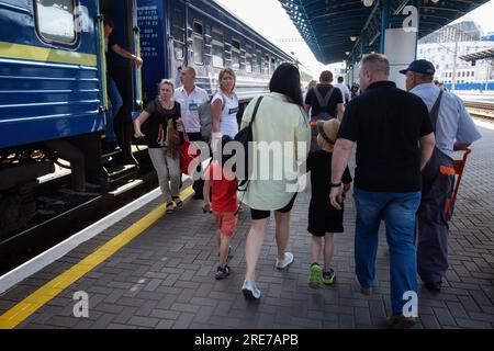 Kiev, Ukraine. 16 juillet 2023. Les gens rencontrent un train d'évacuation de la région de Sumy à la gare centrale. En Ukraine, l’évacuation de la population civile des zones frontalières de la région de Sumy, où les bombardements russes se produisent régulièrement, est en cours. (Photo Oleksii Chumachenko/SOPA Images/Sipa USA) crédit : SIPA USA/Alamy Live News Banque D'Images