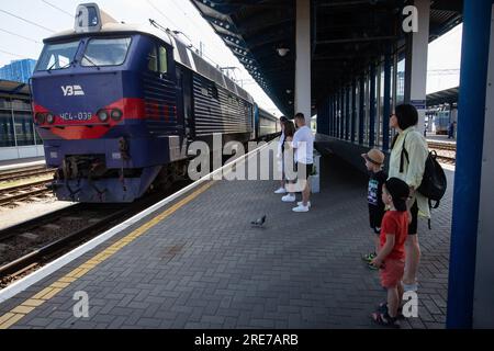 Kiev, Ukraine. 16 juillet 2023. Le train d'évacuation de la région de Sumy arrive à la gare centrale. En Ukraine, l’évacuation de la population civile des zones frontalières de la région de Sumy, où les bombardements russes se produisent régulièrement, est en cours. (Photo Oleksii Chumachenko/SOPA Images/Sipa USA) crédit : SIPA USA/Alamy Live News Banque D'Images