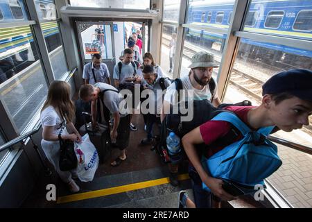 Kiev, Ukraine. 16 juillet 2023. Les réfugiés entrent dans le bâtiment de la gare à la gare centrale. En Ukraine, l’évacuation de la population civile des zones frontalières de la région de Sumy, où les bombardements russes se produisent régulièrement, est en cours. (Photo Oleksii Chumachenko/SOPA Images/Sipa USA) crédit : SIPA USA/Alamy Live News Banque D'Images