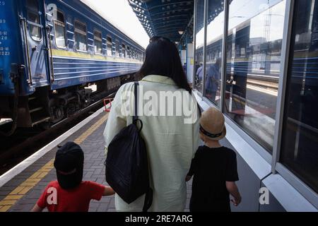 Kiev, Ukraine. 16 juillet 2023. Les gens rencontrent un train d'évacuation de la région de Sumy à la gare centrale. En Ukraine, l’évacuation de la population civile des zones frontalières de la région de Sumy, où les bombardements russes se produisent régulièrement, est en cours. (Photo Oleksii Chumachenko/SOPA Images/Sipa USA) crédit : SIPA USA/Alamy Live News Banque D'Images