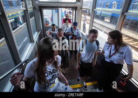 Kiev, Ukraine. 16 juillet 2023. Les réfugiés entrent dans le bâtiment de la gare à la gare centrale. En Ukraine, l’évacuation de la population civile des zones frontalières de la région de Sumy, où les bombardements russes se produisent régulièrement, est en cours. (Photo Oleksii Chumachenko/SOPA Images/Sipa USA) crédit : SIPA USA/Alamy Live News Banque D'Images