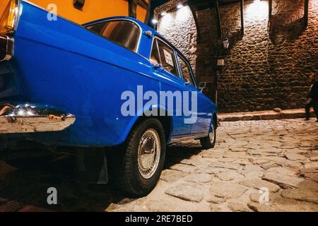 Une voiture bleu royal Moskvitch 412 en très bon état garée dans une rue la nuit dans la vieille ville de Plovdiv, Bulgarie Banque D'Images