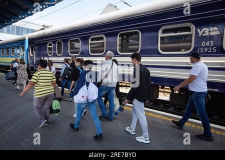 Kiev, Ukraine. 16 juillet 2023. Les réfugiés passent près du train d'évacuation arrivé de la région de Sumy à la gare centrale. En Ukraine, l’évacuation de la population civile des zones frontalières de la région de Sumy, où les bombardements russes se produisent régulièrement, est en cours. (Image de crédit : © Oleksii Chumachenko/SOPA Images via ZUMA Press Wire) USAGE ÉDITORIAL SEULEMENT! Non destiné à UN USAGE commercial ! Banque D'Images