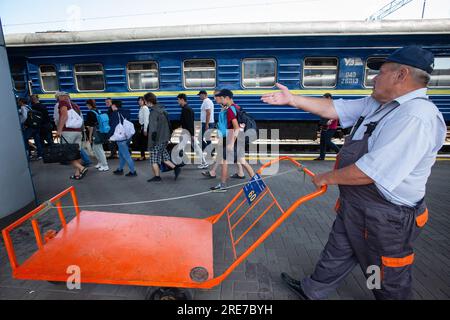 Kiev, Ukraine. 16 juillet 2023. Les réfugiés passent près du train d'évacuation arrivé de la région de Sumy à la gare centrale. En Ukraine, l’évacuation de la population civile des zones frontalières de la région de Sumy, où les bombardements russes se produisent régulièrement, est en cours. (Image de crédit : © Oleksii Chumachenko/SOPA Images via ZUMA Press Wire) USAGE ÉDITORIAL SEULEMENT! Non destiné à UN USAGE commercial ! Banque D'Images