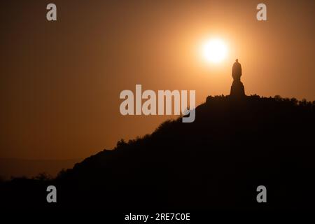 Une silhouette du monument Alyosha au coucher du soleil à Plovdiv, Bulgarie Banque D'Images