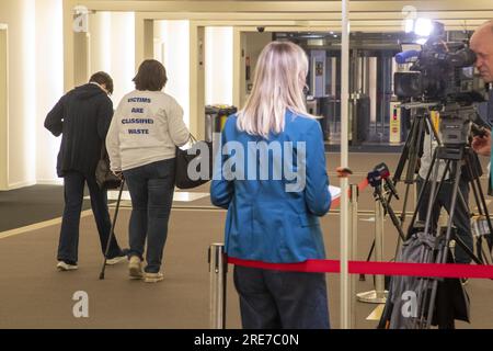Bruxelles, Belgique. 25 juillet 2023. Une femme portant un sweat-shirt sur lequel on peut lire "les victimes sont classées déchets" photographiée en passant devant la presse après une séance de lecture du verdict du procès des attentats terroristes du 22 mars 2016, à la Cour d'assises de Bruxelles-capitale, Mardi 25 juillet 2023 sur le site Justitia à Haren, Bruxelles. Le 22 2016 mars, 32 personnes ont été tuées et 324 blessées dans des attentats-suicides à l'aéroport national de Zaventem et à la station de métro Maalbeek/Maelbeek, revendiqués par l'EIIL. BELGA PHOTO NICOLAS MAETERLINCK crédit : Belga News Agency/Alamy Live News Banque D'Images