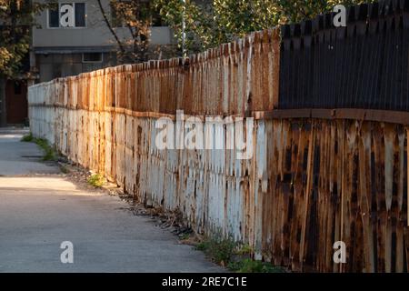 Une clôture en fer forgé extrêmement rouillé dans un quartier résidentiel de Plovdiv, Bulgarie Banque D'Images