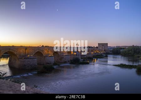 Ancien pont romain sur le fleuve Guadalquivir au crépuscule du matin dans la ville médiévale de Cordoue, Andalousie. Espagne Banque D'Images